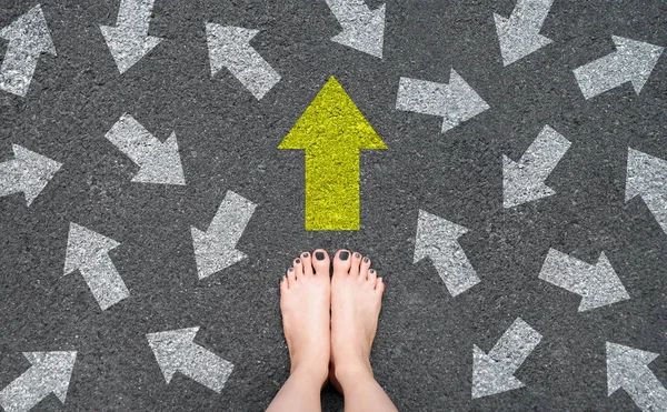 Piedi Frecce Sulla Strada Donna Piedi Nudi Con Grigio Smalto — Foto Stock