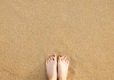 Sea Sand Beach Arka Plan Üzerinde Feet. Üst Görünüm. Güneşli Yaz Günü Golden Sandy Beach Ayakta Yalınayak Kadın Closeup. Kum üzerinde Selfie Ayak ve Kahverengi Pedikür. Tatil ve Tatil Konsepti.