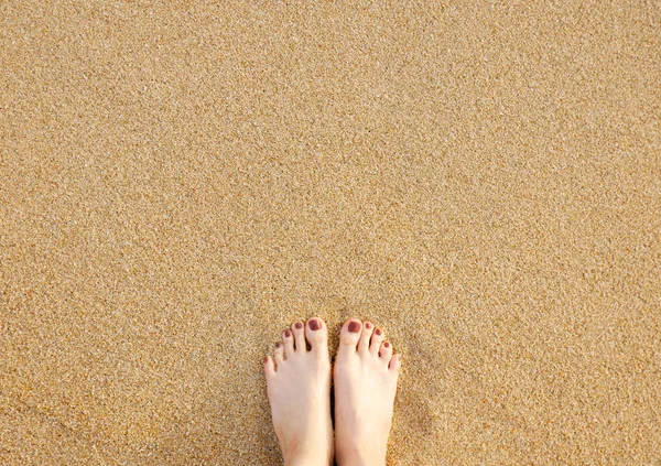 Füße Auf Meer Sand Strand Hintergrund Ansicht Von Oben Nahaufnahme — Stockfoto