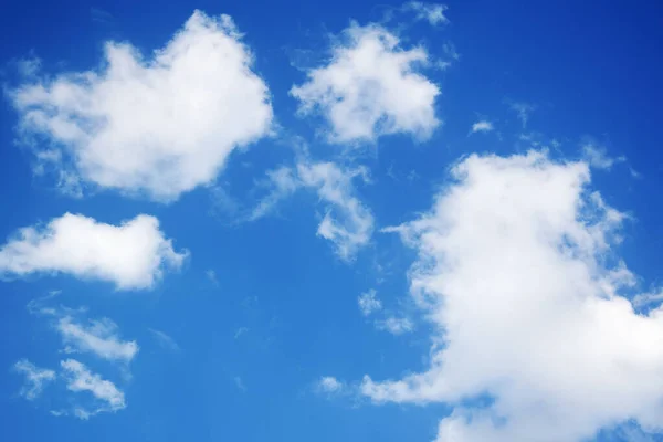 Küçük bulutlu mavi gökyüzü arkaplanı.