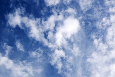 Beyaz bulutlu mavi gökyüzü. Mısır 'da doğa havası