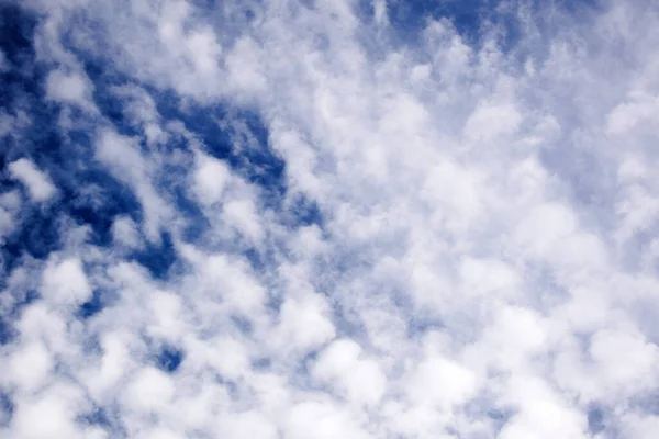 Beyaz bulutlar doğal arkaplan olarak güzel mavi gökyüzü