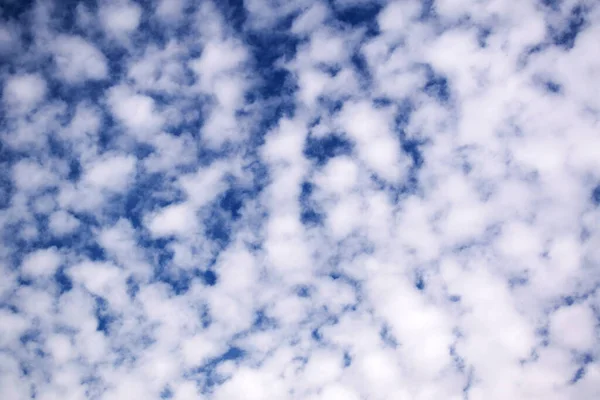 Beyaz bulutlar doğal arkaplan olarak güzel mavi gökyüzü
