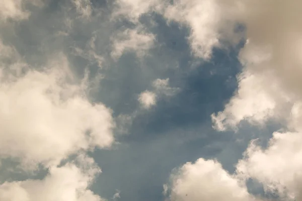 Küçük bulutlu mavi gökyüzü arkaplanı. Mavi gökyüzünde güzel bulutlar