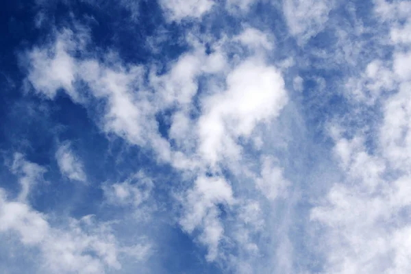 Beyaz bulutlu mavi gökyüzü. Mısır 'da doğa havası