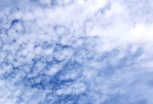 Beyaz bulutlu mavi gökyüzü. Mısır 'da doğa havası