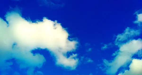 Küçük bulutlu mavi gökyüzü arkaplanı