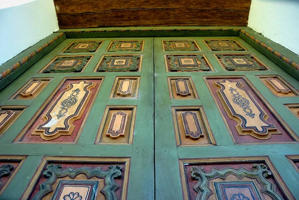 Iglesia Franciscana muy antigua con sus colores y süsleme özel