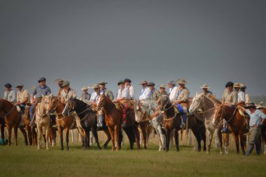 Gauchos Argentinos en una formacion en uneven to kültürel geleneksel
