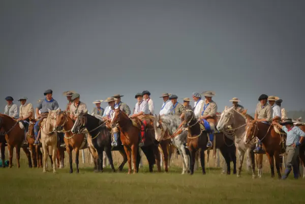 Gauchos Argentinos en una formacion en uneven to kültürel geleneksel