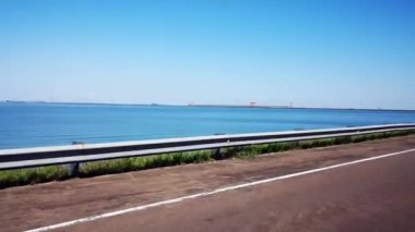 Vista del mumyalama de la represa hidroelctrica de Yacyreta. Aproximacin de una barcaza a la esclusa de la presa para ascender desde el nivel aguas arriba y continuar su navegacin.