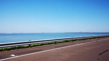 Vista del mumyalama de la represa hidroelctrica de Yacyreta. Aproximacin de una barcaza a la esclusa de la presa para ascender desde el nivel aguas arriba y continuar su navegacin.