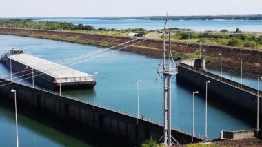 Vista del mumyalama de la represa hidroelctrica de Yacyreta. Aproximacin de una barcaza a la esclusa de la presa para ascender desde el nivel aguas arriba y continuar su navegacin.