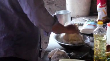 Amasar comida tpica del noreste argentino llamada Chip Cuerito o Torta Frita .Amasar comida tpica del noreste argentino llamada Chip Cuerito o Torta Frita, elaborada con harina de trigo y patatas fritas