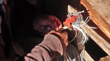 Ormanda çalışan bir adam.