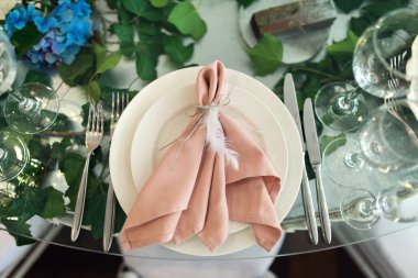 Ziyafet tablo ortanca çiçek ve yeşillik besteleri ile süslüdür