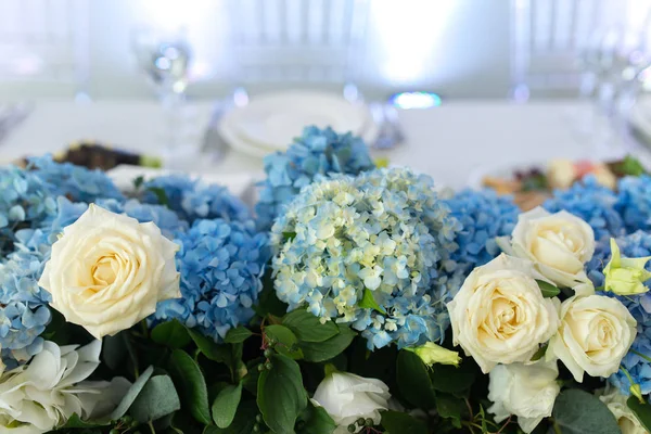 Mesa Banquete Está Decorado Con Composiciones Flores Hortensias Vegetación — Foto de Stock