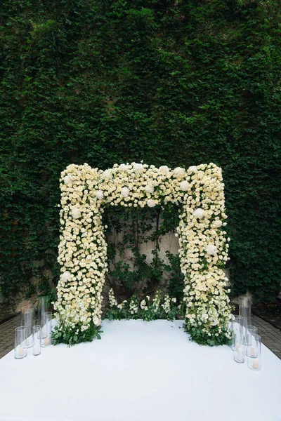 Elegant Wedding Ceremony Summer Garden Chairs Petals Arch — Stock Photo, Image