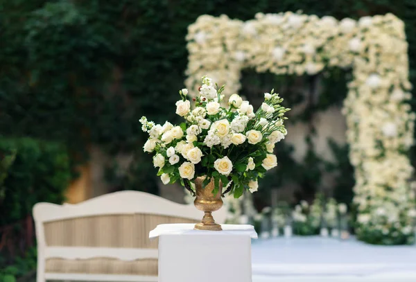 Belas Decorações Flores Para Cerimônia Casamento Rosas Brancas — Fotografia de Stock