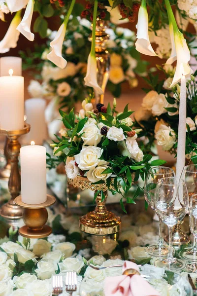 Elegante Tischdekoration Florale Dekoration Restaurant Hochzeitstisch Gedeckt — Stockfoto