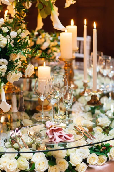 Funkelnde Glasständer Auf Dem Tisch Für Eine Elegante Hochzeit Vorbereitet — Stockfoto