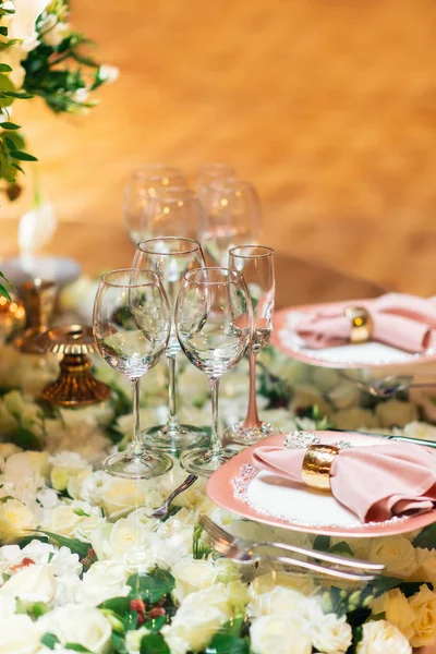 Funkelnde Glasständer Auf Dem Tisch Für Eine Elegante Hochzeit Vorbereitet — Stockfoto