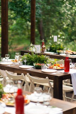 Düğün masa aranjmanı, çiçek dekorasyon, restoran zarif. Düğün tablo ayarı. Ormanın içinde düğün