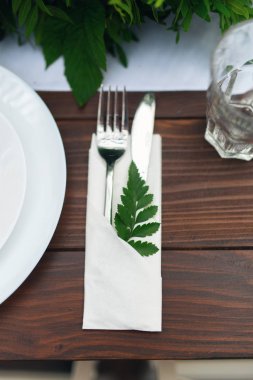 Düğün masa aranjmanı, çiçek dekorasyon, restoran zarif. Düğün tablo ayarı. Ormanın içinde düğün