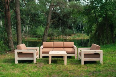 Bahçede düğün dekorasyon. Modern evlilik. Lounge bölge. Düğün ahşap