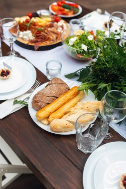 Düğün masa aranjmanı, çiçek dekorasyon, restoran zarif. Düğün tablo ayarı. Ormanın içinde düğün