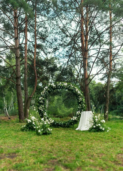 Bahçede düğün dekorasyon. Modern düğün