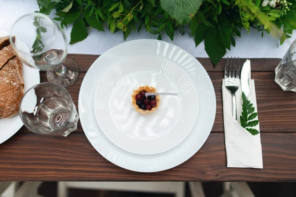 Düğün masa aranjmanı, çiçek dekorasyon, restoran zarif. Düğün tablo ayarı. Ormanın içinde düğün