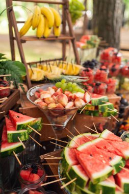 Şeker büfesi lezzetli tatlılar. Çok renkli tatlılar ve meyve. Bluberry, karpuz, muz, üzüm, çilek