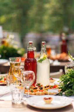 Parlak cam düğün için hazırlanan tablo üzerinde duruyor. Düğün ahşap