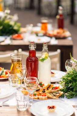 Parlak cam düğün için hazırlanan tablo üzerinde duruyor. Düğün ahşap