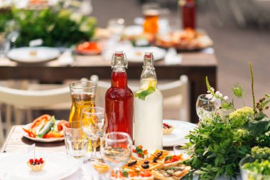 Parlak cam düğün için hazırlanan tablo üzerinde duruyor. Düğün ahşap