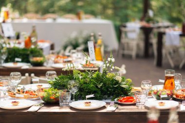 Parlak cam düğün için hazırlanan tablo üzerinde duruyor. Düğün ahşap