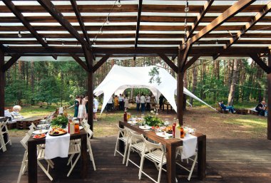 Düğün masa aranjmanı, çiçek dekorasyon, restoran zarif. Düğün tablo ayarı. Ormanın içinde düğün