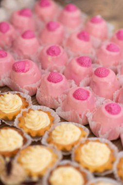 Pembe ve sarı kek ziyafet masada. Düğün tablo ayarı