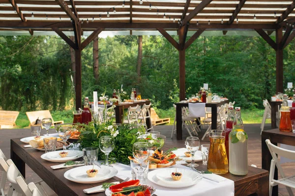 エレガントな結婚式のテーブルの配置 花の装飾 レストラン 結婚式のテーブルのセットアップ 森の中の結婚式 — ストック写真