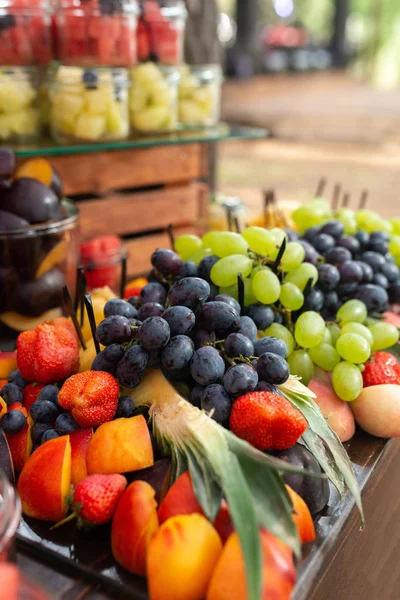 Şeker büfesi lezzetli tatlılar. Çok renkli tatlılar ve meyve. Bluberry, karpuz, muz, üzüm, çilek