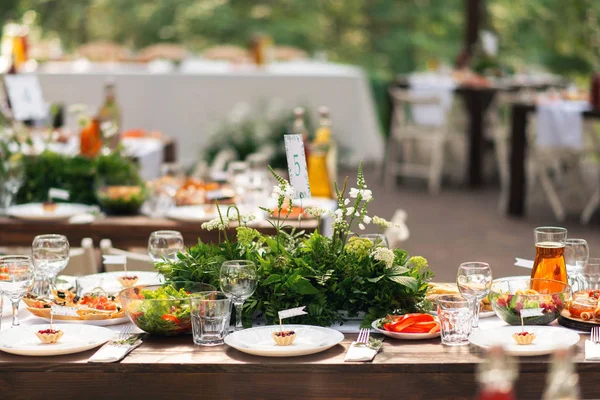 Parlak cam düğün için hazırlanan tablo üzerinde duruyor. Düğün ahşap