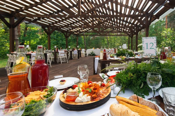 Düğün masa aranjmanı, çiçek dekorasyon, restoran zarif. Düğün tablo ayarı. Ormanın içinde düğün