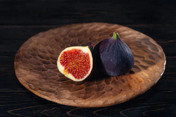 Ein Paar Feigen Auf Einem Teller Auf Schwarzem Holzgrund Heilfrucht — Stockfoto