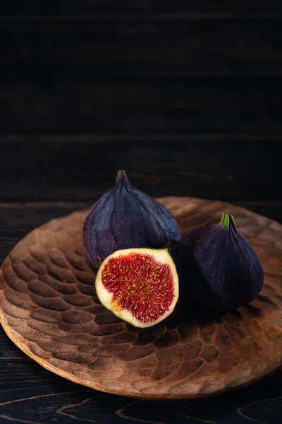 Unos Higos Plato Sobre Fondo Madera Negro Curación Fruta —  Fotos de Stock