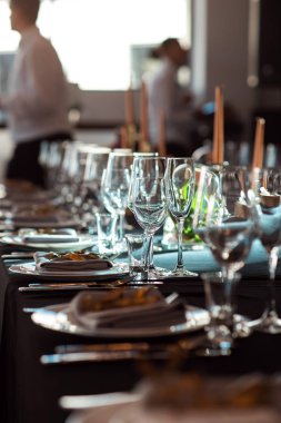 Parlak cam düğün için hazırlanan tablo üzerinde duruyor. Düğün dekorasyon, iç. Şenlikli. Ziyafet tablo. 