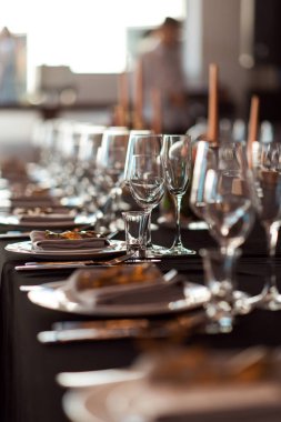 Parlak cam düğün için hazırlanan tablo üzerinde duruyor. Düğün dekorasyon, iç. Şenlikli. Ziyafet tablo. 