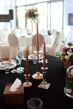 Parlak cam düğün için hazırlanan tablo üzerinde duruyor. Düğün dekorasyon, iç. Şenlikli. Ziyafet tablo. Düğün dekorasyon, iç. Şenlikli. Ziyafet tablo