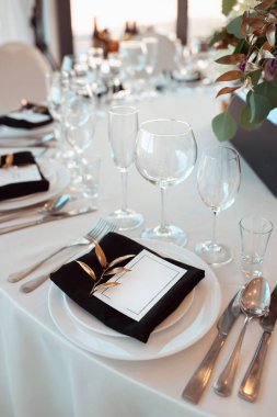 Parlak cam düğün için hazırlanan tablo üzerinde duruyor. Düğün dekorasyon, iç. Şenlikli. Ziyafet tablo. 