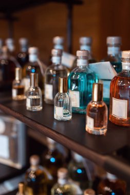 Renkli şişe parfüm ile. Stok rafa koymak, parfüm şişeleri